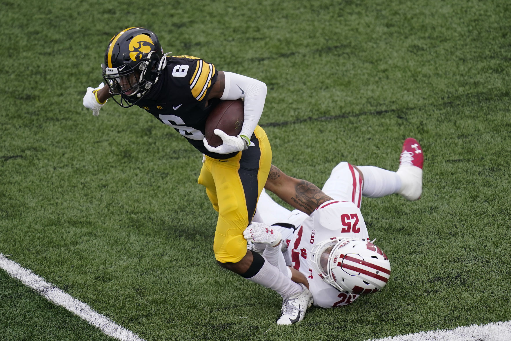 Hawkeyes 28, Badgers 7